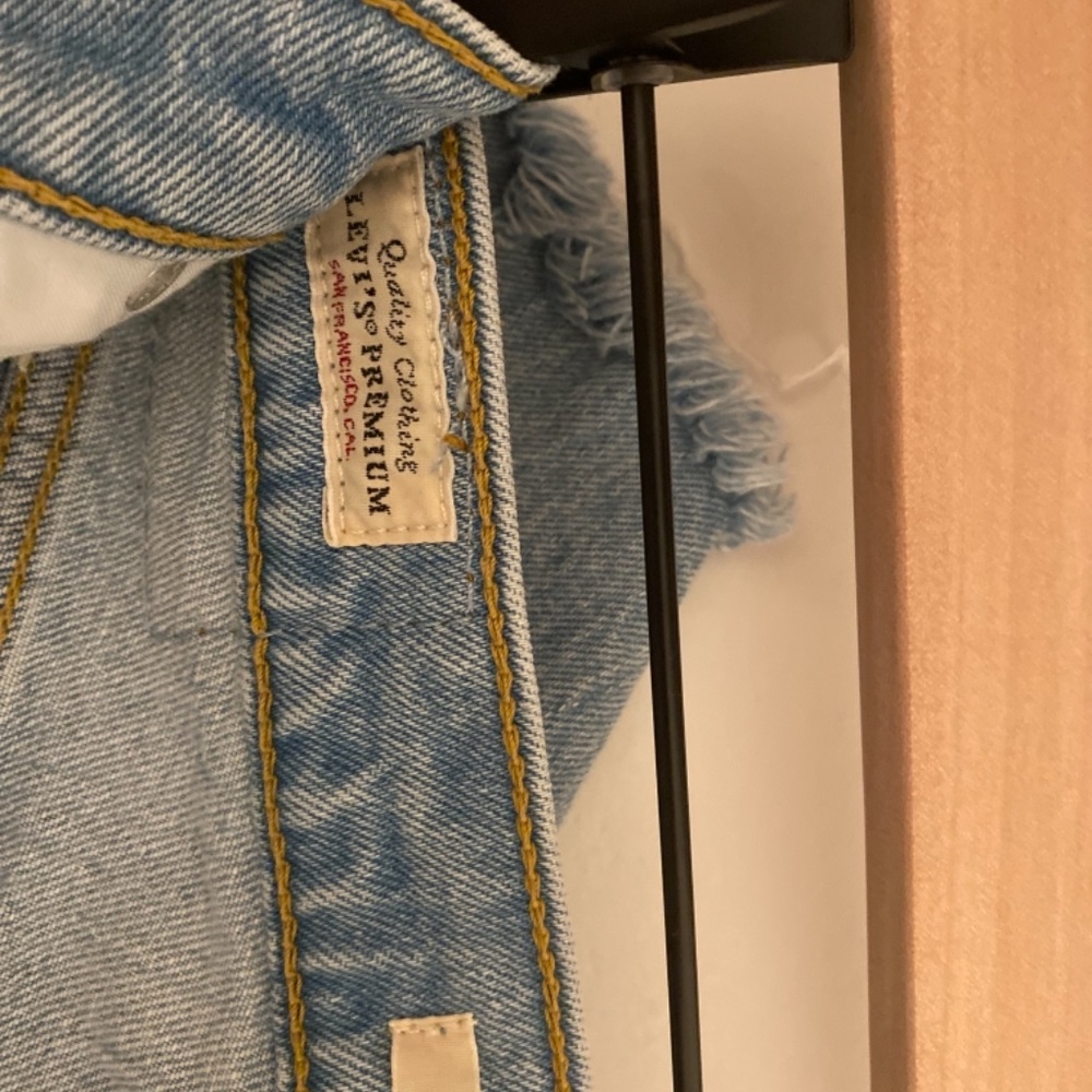 Levi’s Rib Cage Denim Short - Picture 4 of 5